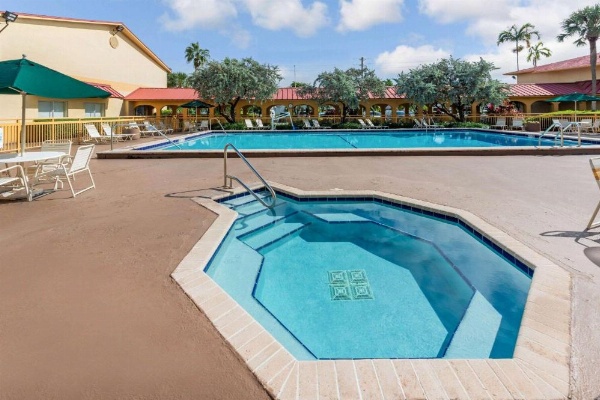 La Quinta by Wyndham Fort Lauderdale Pompano Beach image 8